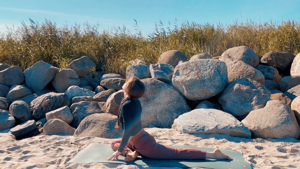 10 Min Yoga – Day 3: UNWIND ✨ Yoga for Stress Relief & Flexibility | Relax and Release Tension