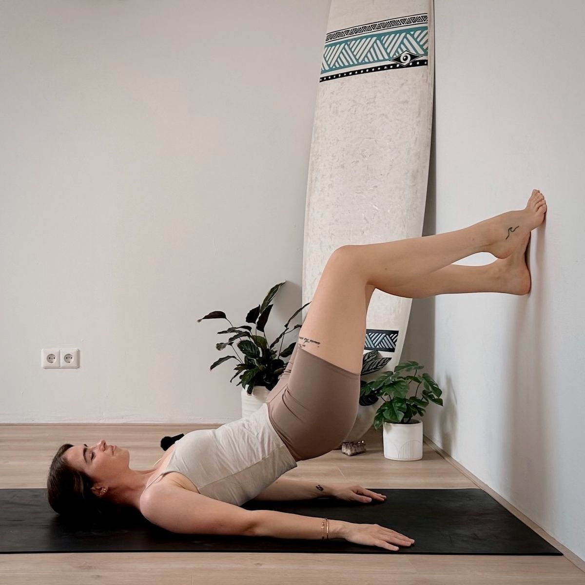 20 MIN WALL PILATES || Full Body Pilates Workout for Beginners – Abs, Thighs, Glutes & Upper Body