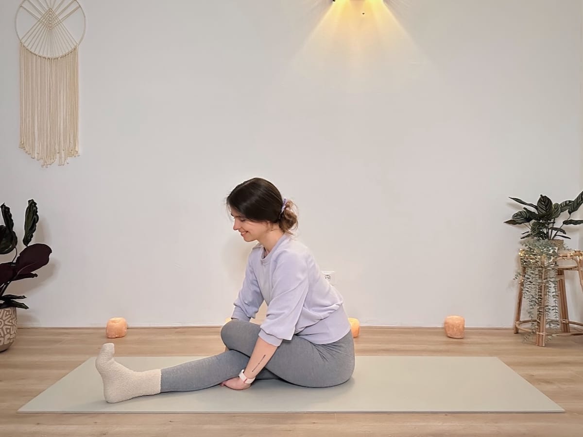 LIVE 20 MIN SEATED YOGA || Gentle Full Body Stretch for Relaxation & Flexibility – easy on hands 🫶