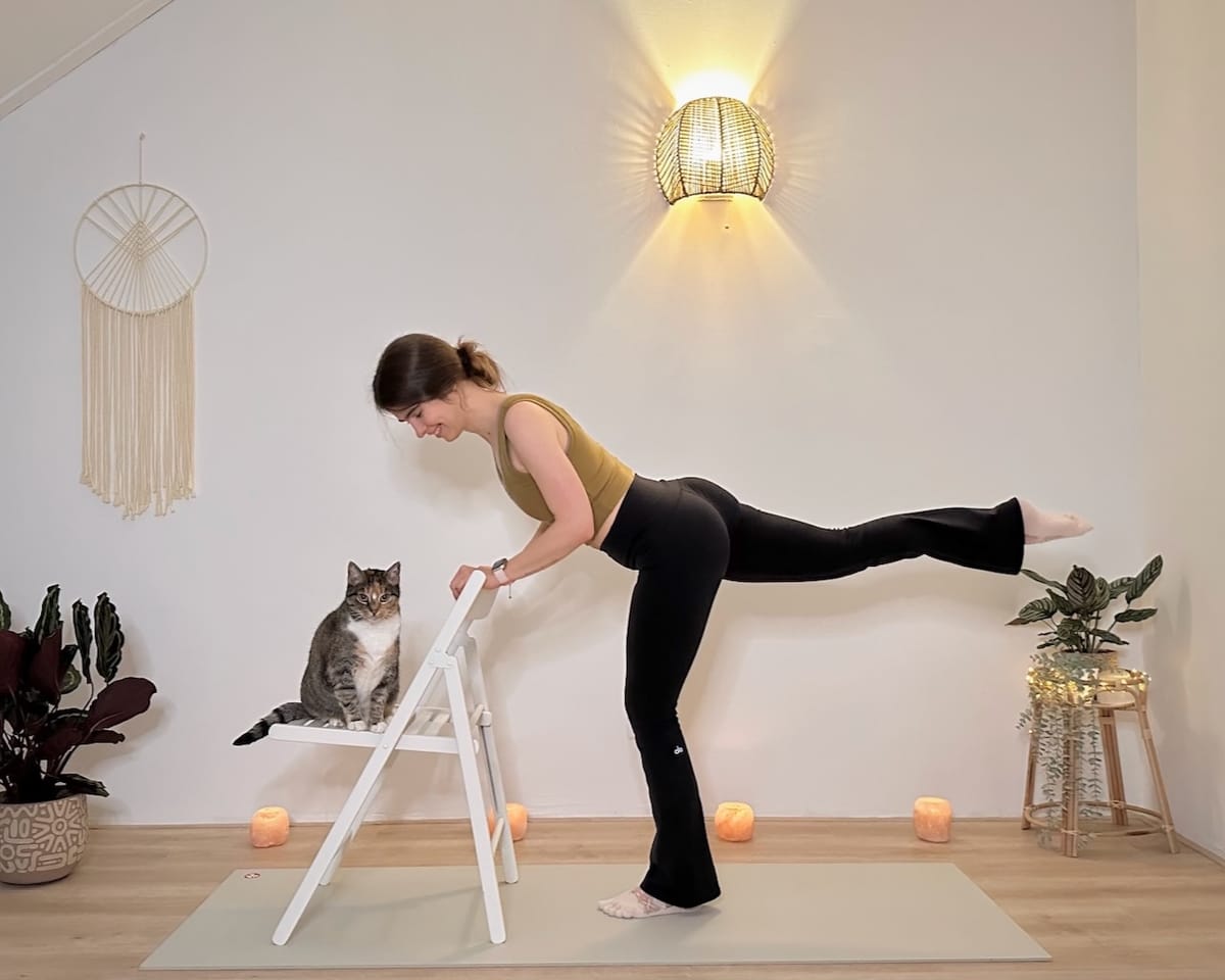 LIVE 🔴 25 MIN CHAIR YOGA x PILATES WORKOUT || Full Body & Balance – Legs, Glutes, Arms & Shoulders