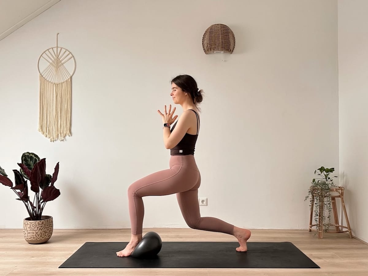 10 MIN STANDING PILATES + MINI BALL || Lower Body Workout (easy on hands & wrists)