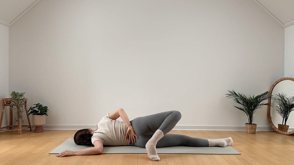 Day 5 ✨ 10 MIN YIN YOGA + AFFIRMATIONS || Meditative Stretch & Release – 10 Days, 10 Minutes Yoga