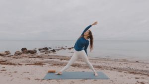 10 Min Yoga – Day 5: ENERGIZE ✨ Feel Good Yoga Flow for Confidence, Concentration & Energy | Learn Crow Pose