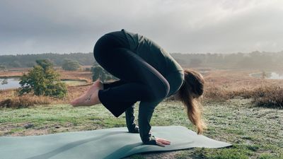 25 Min Spooky Crow & Side Crow Yoga Flow – Yoga Workout for Core Strength