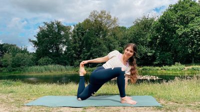 10 Min Chill & Uplifting Yoga to feel energized & refreshed (no inversions, no down dog)
