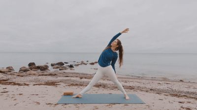 10 Min Yoga – Day 5: ENERGIZE ✨ Feel Good Yoga Flow for Confidence, Concentration & Energy | Learn Crow Pose
