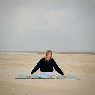 15 MIN SLOW FLOW || Gentle Yoga for Stress & Anxiety Relief – Beach Yoga to calm your mind & relax