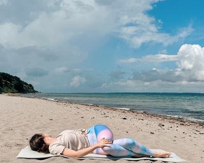 10 MIN MORNING YIN YOGA || Gentle Wake Up Stretch in Bed or on Your Mat 🌧️ Beach Yoga with Summer Rain