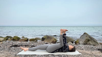 10 MIN YOGA FOR DIGESTION || Gentle Yoga to help with bloating & to support your digestive system!