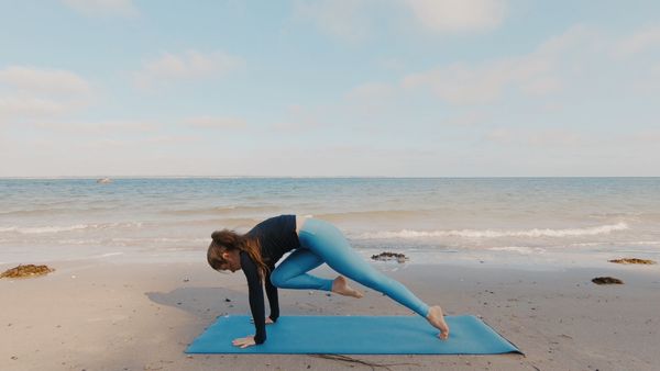 15 Min Yoga Workout – Day 2: DECIDE ✨ Full Body Yoga Workout for Balance | Core, Legs & Booty