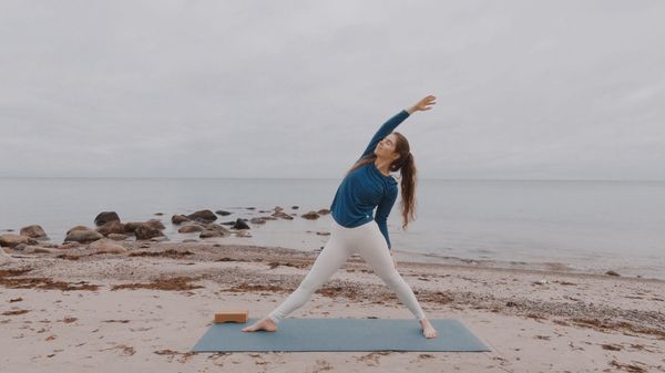 10 Min Yoga – Day 5: ENERGIZE ✨ Feel Good Yoga Flow for Confidence, Concentration & Energy | Learn Crow Pose