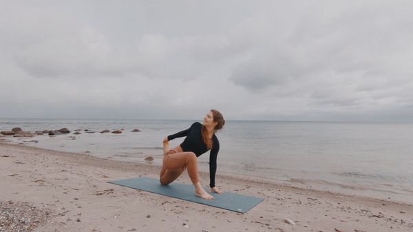 15 Min Yoga – Day 6: REFRESH ✨ Gentle Yoga for Flexibility – Reconnect & Heal | Calm the Mind & Release Tension