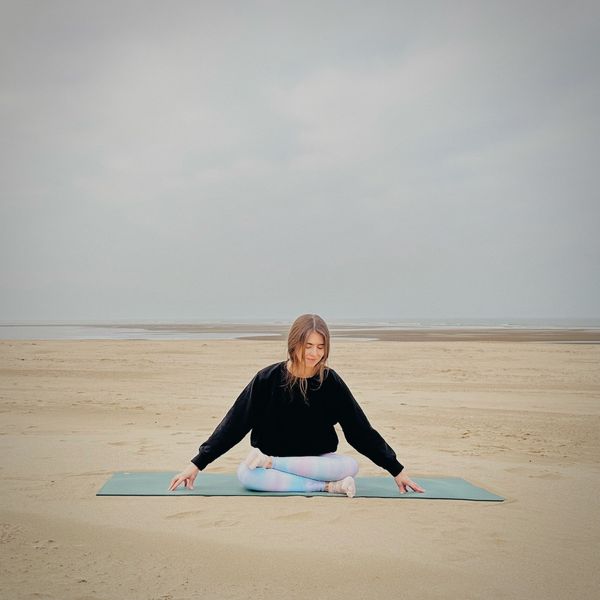 15 MIN SLOW FLOW || Gentle Yoga for Stress & Anxiety Relief – Beach Yoga to calm your mind & relax