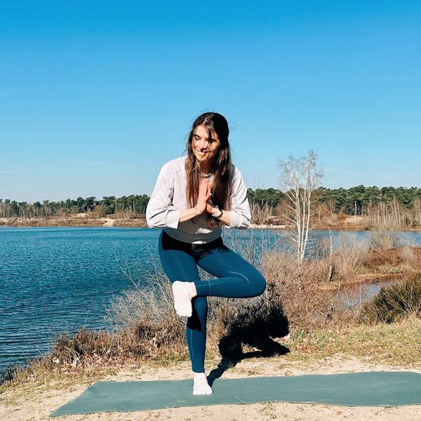 10 MIN YOGA FOR BALANCE || Standing Only (Day 2 – Five Day Reset)