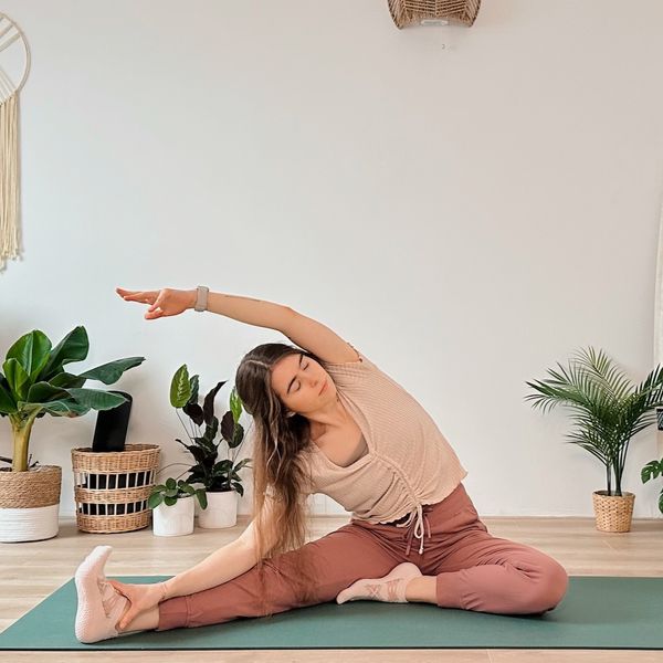 10 MIN GENTLE MORNING YOGA || Full Body Stretch to wake up & energize ☀️ Yoga in bed or on the mat (Day 1 – Five Day Reset)