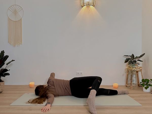 LIVE 20 MIN YIN-INSPIRED YOGA || Back & Upper Body Stretch 🫧 Candlelight Yoga for Stress Relief