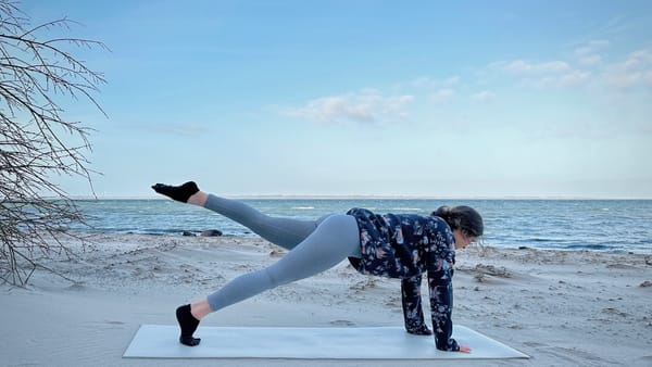 10 MIN MORNING YOGA x PILATES || Feel Good Workout for Energy – Glutes, Core & Legs