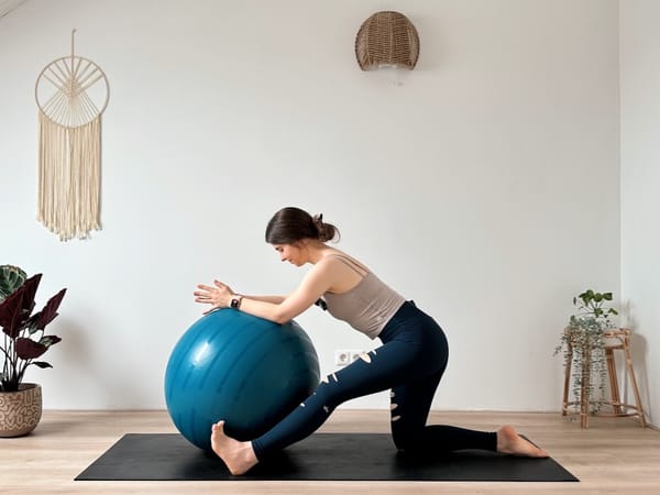 20 MIN PRENATAL YOGA + STABILITY BALL || Strengthen & Lengthen [07/2024]