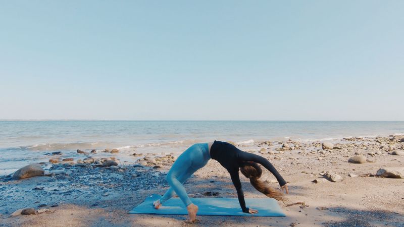 20 Min Yoga – Day 7: THRIVE ✨ Uplifting Yoga Flow to Feel Your Best | Strength & Balance in Difficult Times