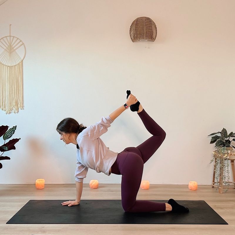 LIVE 30 MIN FEEL GOOD FLOW || Yoga to open your heart & hips 🕯️ twists, backbends & hip openers